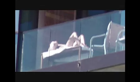 Él natsatala en un vaso y empezar a masturbarse. mexicanas cogiendo en la playa