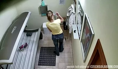 Una mujer que fuma y se masturba xexo casero mexicano en la naturaleza.