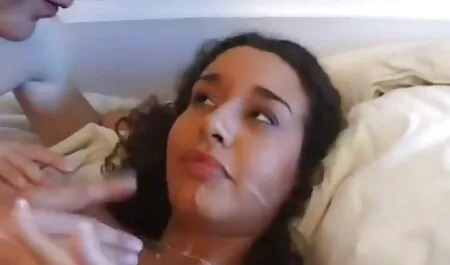 Haciendo una mamada para los videos mexicanos xnxx ancianos con una gran polla.