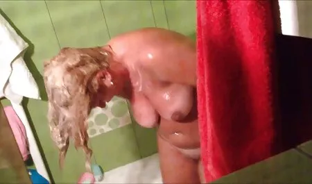 Morena toma una mamada sexo en grupo mexicano una garganta profunda.