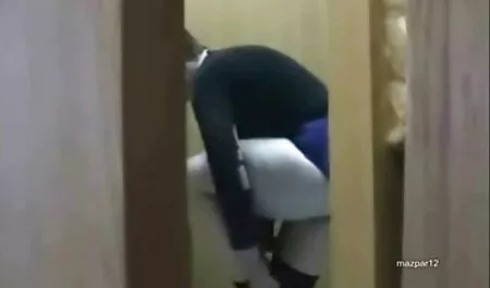 Un hombre a tientas su pene delante de los ojos de amateur porn mexicano una mujer.
