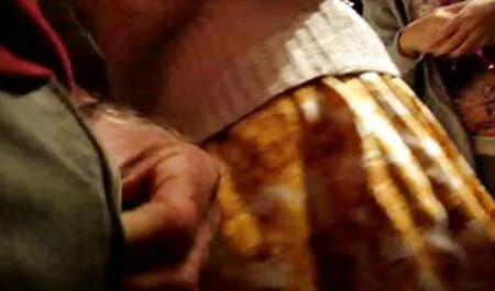 Las feministas toman un consolador y un vibrador en la videosxxx sex mex cama.