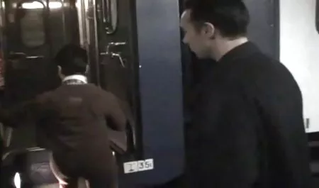 Un hombre follada por el pelo castaño en el sexo prohibido mexicano dormitorio.