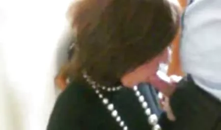 Maduro estrellas tornillo a sí mismo sexo lesbianas mexicanas con un consolador.