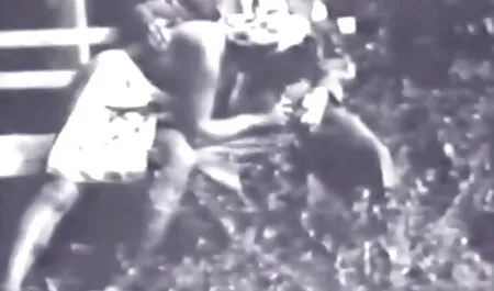 Rizado se aparean con un hombre delante de la sexo mexicano colegialas cámara.