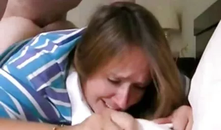 Exhibicionista atornilla a un hombre sobre la mesa. videos gratis xxx mexicano