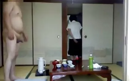 Rusa morena chupando dos pollas. xxx hermanos mexicanos