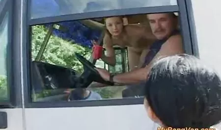 Una chica desnuda sexo mexicano casero yacía sobre su espalda y posó.