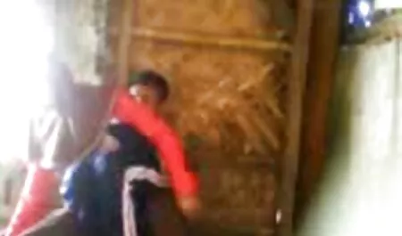 Salta sobre el falo en una habitación barata. videos caseros xxx gratis mexicanos