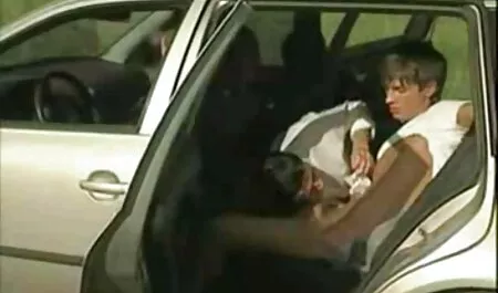 El niño xxx trio mexicano tiene un pollo en la boca.
