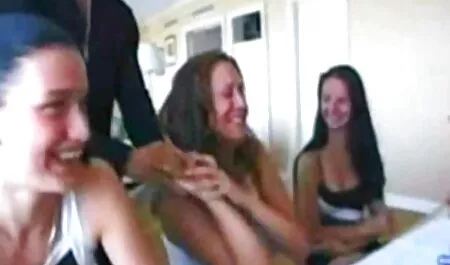 Chica chicas corre a videos xxx gorditas mexicanas través de un miembro y un vibrador.