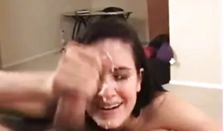 Una chica en ropa interior roja va a follar y mama e hijo mexicanos xxx recibir semen en su cara.
