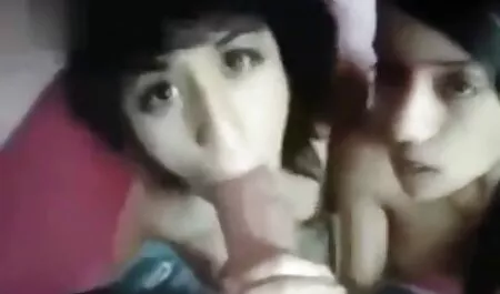 Un hombre canoso se divierte con los zoofilia mexicano jóvenes.