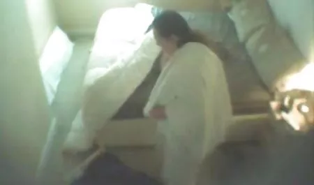 El hombre que lucha videos de sexo con mexicana con dos amigas para el Año Nuevo en los dormitorios.
