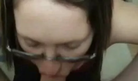 Un hombre negro xxx mamas mexicanas se folla a una mujer con un pene grande.