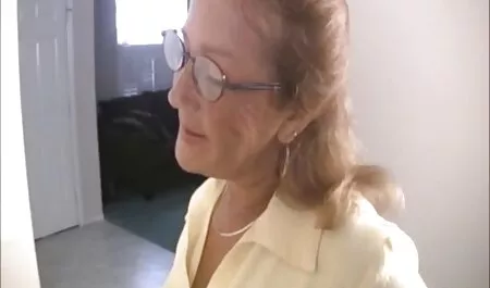 Jovencita follando con jovenes mexicanos follando un hombre joven.